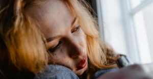 La mia bambina aspettò tre ore sotto la pioggia con una febbre a 40 gradi. Mia madre si rifiutò di andare a prendere mia figlia malata a scuola, dicendo: "Non sono un autista". Non discussi. Anzi, agii. Tre giorni dopo, erano loro ad andare nel panico...