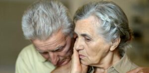 Dopo quindici anni di assenza, un figlio tornò a casa fingendosi un disabile… senza immaginare che i suoi stessi genitori lo avrebbero cacciato via senza la minima traccia di compassione.