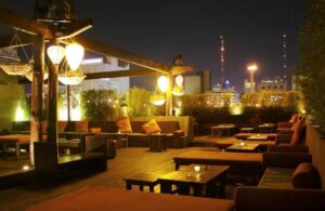 La suocera si è presentata senza invito alla cena romantica per il nostro anniversario, indossando un abito bianco, e ha creato un putiferio