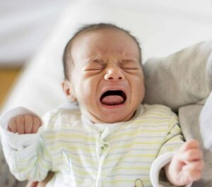 Il neonato piangeva ininterrottamente da ore. Alla fine, la madre disperata decise di controllare la tutina del bambino — ciò che scoprì la lasciò inorridita.