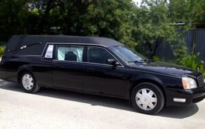 Un agente fermò un carro funebre per eccesso di velocità e decise di controllare la bara — ciò che vide all’interno lo lasciò sconvolto.