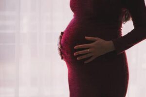 Mi sono svegliata dall’anestesia dopo il parto. La prima cosa che la mia infermiera mi ha detto è stata: “La tua famiglia mi ha chiesto di dirti che ti odiano.”