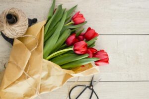 Ho Iniziato a Ricevere Mazzi di Fiori Romantici e Biglietti Intimi Ogni Giorno con il Mio Nome — Mio Marito Mi Ha Accusata di Tradimento, Finché Non Ho Scoperto la Verità