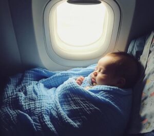 Donna abbandona il neonato su un sedile di business class, poi decide di cercarlo 13 anni dopo...