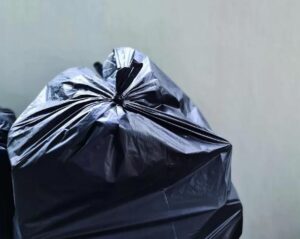 “Il mio vicino rifiutava di raccogliere la sua spazzatura sparsa in tutto il quartiere… ma il karma ha fatto il suo corso.”