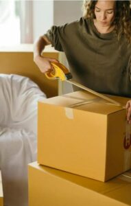 Mio marito disse di essere troppo impegnato per venirmi a prendere al supermercato con le borse pesanti — poi l’ho visto aiutare la nostra giovane vicina a traslocare