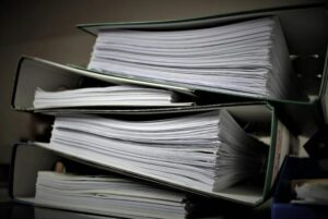 La madre non credette all’ufficiale e dissotterrò la tomba fresca del figlio soldato: quando il feretro fu aperto, tutti rimasero paralizzati dall’orrore