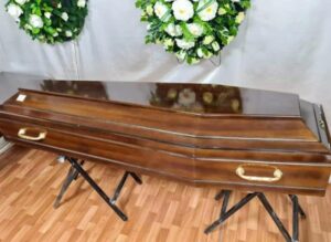 Al funerale della moglie, una ragazzina sconosciuta urlò al marito: “Controlla le registrazioni delle telecamere in ospedale.” Una storia commovente, fino alle lacrime…