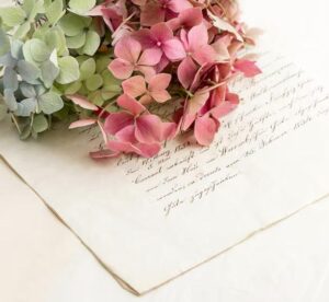 Ho Iniziato a Ricevere Mazzi di Fiori Romantici e Biglietti Intimi Ogni Giorno con il Mio Nome — Mio Marito Mi Ha Accusata di Tradimento, Finché Non Ho Scoperto la Verità