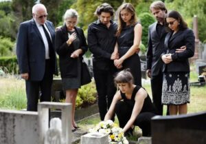 La madre non credette all’ufficiale e dissotterrò la tomba fresca del figlio soldato: quando il feretro fu aperto, tutti rimasero paralizzati dall’orrore
