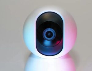 Ero in viaggio di lavoro quando ho visto una donna sconosciuta mettere a letto mio figlio tramite il baby monitor — Quello che ho scoperto dopo mi ha spinta a vendicarmi.