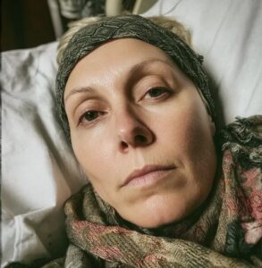 «Sepellitela voi, non ho tempo», disse il figlio con voce gelida quando fu informato della morte della madre. Poi sparì. Ma un giorno tornò, per l’eredità… e rimase paralizzato sulla soglia.