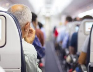 Un arrogante passeggero di Business Class ha fatto piangere un’assistente di volo — Ma un ragazzo di 14 anni gli ha insegnato una lezione indimenticabile