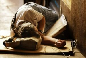 Un senzatetto salva un bambino che stava annegando, ma la madre invece di ringraziarlo… lo aggredisce