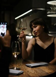 All'improvviso una zingara le corse incontro. "Aspetti un matrimonio? Non succederà, ne ha già un altro", e scomparve, inaspettatamente come era apparsa, e poi...