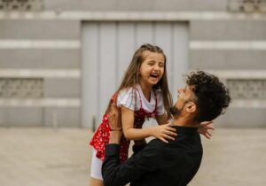 Mia suocera ha fatto irruzione nel nostro appartamento dicendo: "Tua figlia, nata dal vostro primo matrimonio, non è la benvenuta qui", ma la risposta di mia madre l'ha fatta tacere.