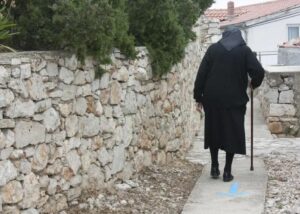 Anziana trova il ciondolo della madre defunta al mercatino dell’usato — “Pago il doppio!” sente improvvisamente alle sue spalle
