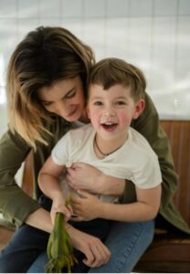 Sono tornata nella mia città natale con mio figlio, ma i miei vecchi amici lo fissavano scioccati — Solo dopo ho capito il perché