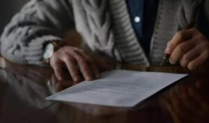 Voleva buttare via un vecchio baule pieno di giocattoli, ma ciò che suo figlio aveva nascosto dentro la fece piangere e cambiò per sempre la loro vita.