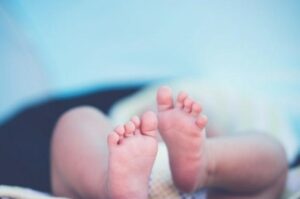 Rifiutò di andare a prendere sua moglie dall’ospedale, dopo aver scoperto che aveva partorito una figlia e non un figlio. Anni dopo, un incontro casuale cambiò tutto...