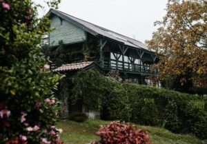 Ho accolto i miei genitori quando hanno perso tutto — poi li ho sentiti dire a mia sorella che aspettavano solo il momento giusto per farmi cedere la casa