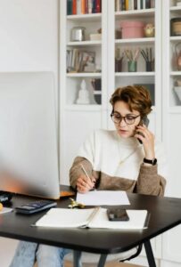 È arrivata a un colloquio e sulla scrivania del direttore ha visto la sua foto… Quando la verità è venuta a galla, la ragazza ha fatto qualcosa che nessuno si aspettava!