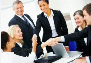Un uomo d'affari invitò una ragazza che si spacciava per la sua fidanzata a un incontro di lavoro con un unico obiettivo: smascherare un traditore che stava segretamente danneggiando i suoi affari... E cosa successe dopo...