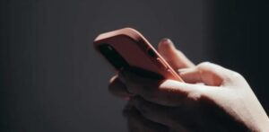 Mio marito ha detto che l'ho "intrappolato" avendo un figlio davanti alla sua famiglia — poi le parole di mia suocera mi hanno lasciata senza fiato
