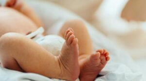 Mi sono svegliata dall’anestesia dopo il parto. La prima cosa che la mia infermiera mi ha detto è stata: “La tua famiglia mi ha chiesto di dirti che ti odiano.”