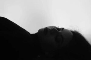 Mi sono svegliata dall’anestesia dopo il parto. La prima cosa che la mia infermiera mi ha detto è stata: “La tua famiglia mi ha chiesto di dirti che ti odiano.”