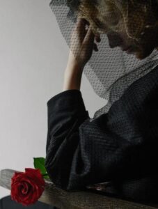 Pensavo che la mia vicina fosse una buona madre finché non ho scoperto che teneva sua figlia soltanto per via del testamento di lui. Allora ho deciso di intervenire.