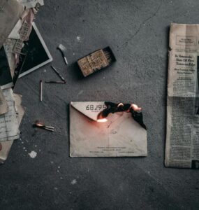Mia moglie continuava a ricevere lettere e le bruciava… finché ho rubato una e ho trovato un ricattatore tra le righe