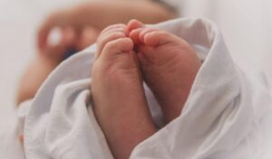Mi sono svegliata dall’anestesia dopo il parto. La prima cosa che la mia infermiera mi ha detto è stata: “La tua famiglia mi ha chiesto di dirti che ti odiano.”