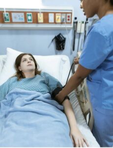«Grazie per il rene di mia figlia», disse con voce tremante entrando nella stanza. Ma appena vide il suo volto, la stanza parve girargli intorno. Non poteva essere un caso.
