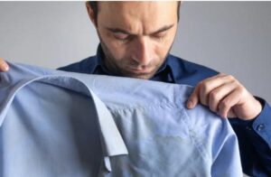 Il mio ragazzo si è presentato al mio lavoro con una camicia sporca, pretendendo che la lavassi. Diceva: "Mia mamma lo faceva sempre per me".
