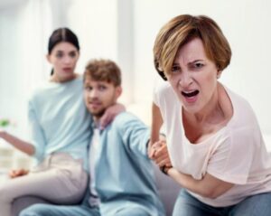— Che marcisca pure in orfanotrofio! — urlò la suocera. — Non mi serve quel nipote! È colpa di quella sua madre sciagurata se il mio Aleksej è finito in manicomio!