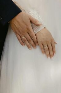 "State umiliando i miei genitori!" — L'urlo della sposa ruppe il silenzio, il fidanzato rimase muto, e lo scandalo che ne seguì fece andar via tutti prima ancora che si tagliasse la torta...