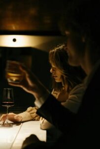 La suocera si è presentata senza invito alla cena romantica per il nostro anniversario, indossando un abito bianco, e ha creato un putiferio