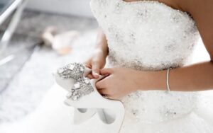 Il giorno dopo la scomparsa del mio fidanzato dal nostro matrimonio, lo vidi firmare dei documenti nell’ufficio di mio padre