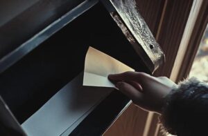 La mia vicina ha cercato di cacciarmi da casa mia, finché non ho trovato un biglietto con scritto: 'Devi sapere la verità su tuo marito'