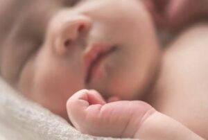 Mi sono svegliata dall’anestesia dopo il parto. La prima cosa che la mia infermiera mi ha detto è stata: “La tua famiglia mi ha chiesto di dirti che ti odiano.”