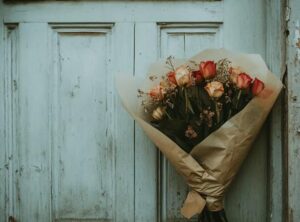 Ho Iniziato a Ricevere Mazzi di Fiori Romantici e Biglietti Intimi Ogni Giorno con il Mio Nome — Mio Marito Mi Ha Accusata di Tradimento, Finché Non Ho Scoperto la Verità