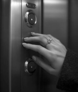 "Da Nemici in Ufficio a Qualcosa di Più: Una Promozione, un Ascensore e un Segreto Inaspettato" ....Una Fiera Gara Professionale si Trasforma in Qualcosa di Inaspettato…