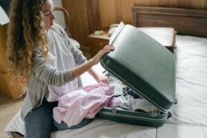 Mio figlio è venuto da me pallido, stringendo il portatile di mio marito – quello che mi ha mostrato ha stravolto completamente la mia vita