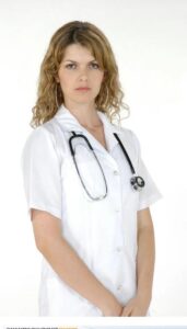 Aprì gli occhi nel reparto di terapia intensiva e il cuore le sprofondò nel petto quando udì frammenti di una conversazione tra un medico e un'infermiera.