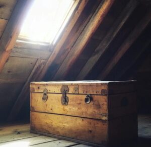 Intrappolata nella casa della mia strana vicina durante una tempesta, i miei figli hanno scoperto qualcosa che ha sconvolto tutto ciò che sapevo del mio passato.