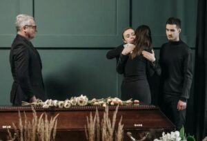 La madre non credette all’ufficiale e dissotterrò la tomba fresca del figlio soldato: quando il feretro fu aperto, tutti rimasero paralizzati dall’orrore