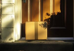 Una solitaria insegnante anziana rimette al suo posto uno studente viziato, ma il giorno dopo trova una scatola davanti alla porta e prende una decisione inaspettata