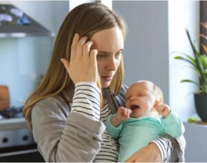 Mio marito ha detto che l'ho "intrappolato" avendo un figlio davanti alla sua famiglia — poi le parole di mia suocera mi hanno lasciata senza fiato