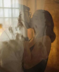 Un uomo d'affari invitò una ragazza che si spacciava per la sua fidanzata a un incontro di lavoro con un unico obiettivo: smascherare un traditore che stava segretamente danneggiando i suoi affari... E cosa successe dopo...